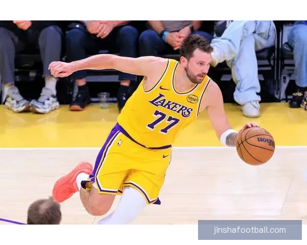 东契奇复出砍42分12助攻湖人力克骑士 里夫斯艾顿双双贡献精彩表现 东契奇复出砍42分12助攻湖人力克骑士 里夫斯艾顿双双贡献精彩表现